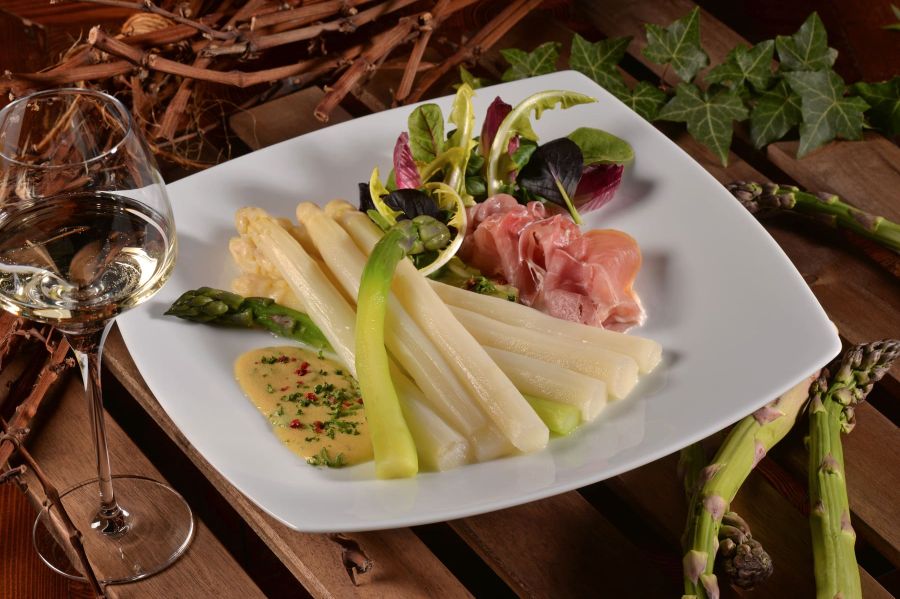 Asperges et verre de vin-DSC_6056 © cdumoulin.com - ADT