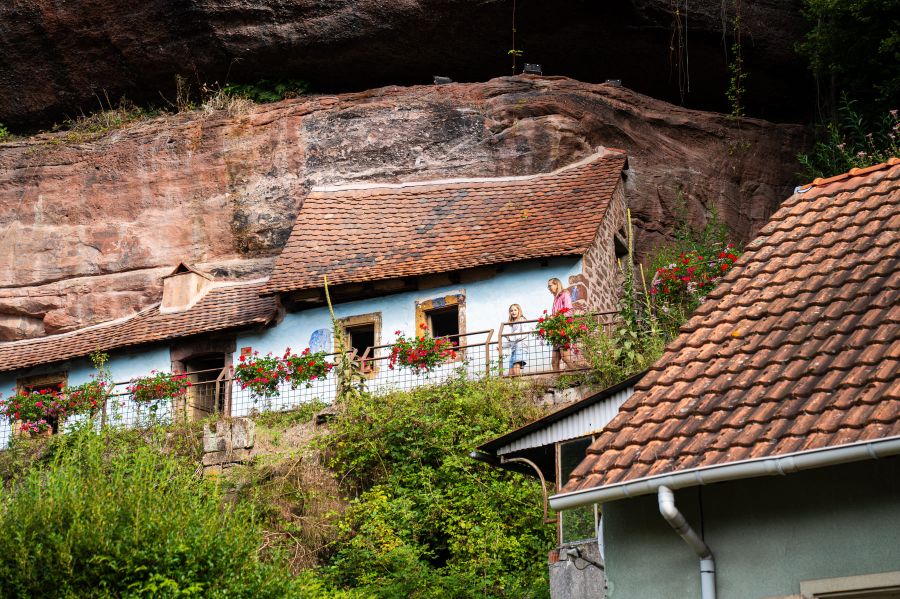 Au-delà de ses sites incontournables, l’Alsace cache des lieux surprenants qui racontent une histoire différente du territoire.
Les maisons des rochers de Graufthal constituent l’une des curiosités les plus originales de la région. Installées directement dans la falaise de grès rose, ces habitations troglodytiques témoignent d’un mode de vie aujourd’hui disparu et offrent une découverte hors du temps au cœur des Vosges du Nord.
Les musées alsaciens proposent également des visites inattendues, loin des parcours traditionnels. Collections étonnantes, univers singuliers et histoires méconnues permettent de découvrir la région sous un nouveau regard.
